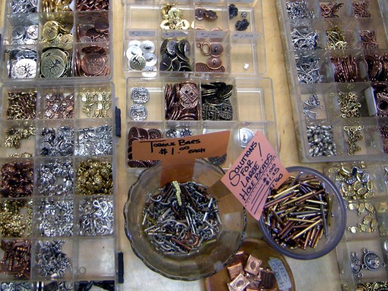 [Bild: Table-full-of-Beads.jpg]